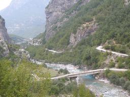 Vallée et torrent en Albanie. Source : http://data.abuledu.org/URI/556163b5-vallee-et-torrent-en-albanie