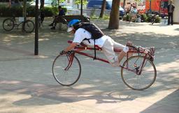 Vélo horizontal sur le ventre. Source : http://data.abuledu.org/URI/51fb5f0f-velo-horizontal-sur-le-ventre