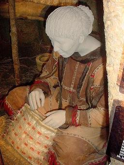 Vêtements traditionnels d'une aléoutienne. Source : http://data.abuledu.org/URI/50fc26ae-vetements-traditionnels-d-une-aleoutienne