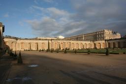 Vue de la façade de l'Orangerie de Versailles. Source : http://data.abuledu.org/URI/52b5a5f0-vue-de-la-facade-de-l-orangerie-de-versailles