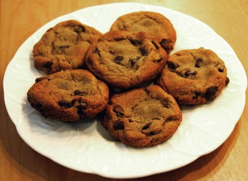 Assiette de cookies au chocolat