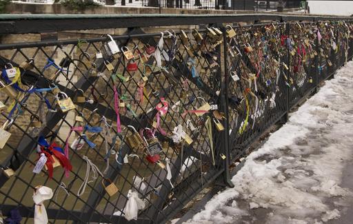 Cadenas d'amour sur le pont de l'archevêché à Paris