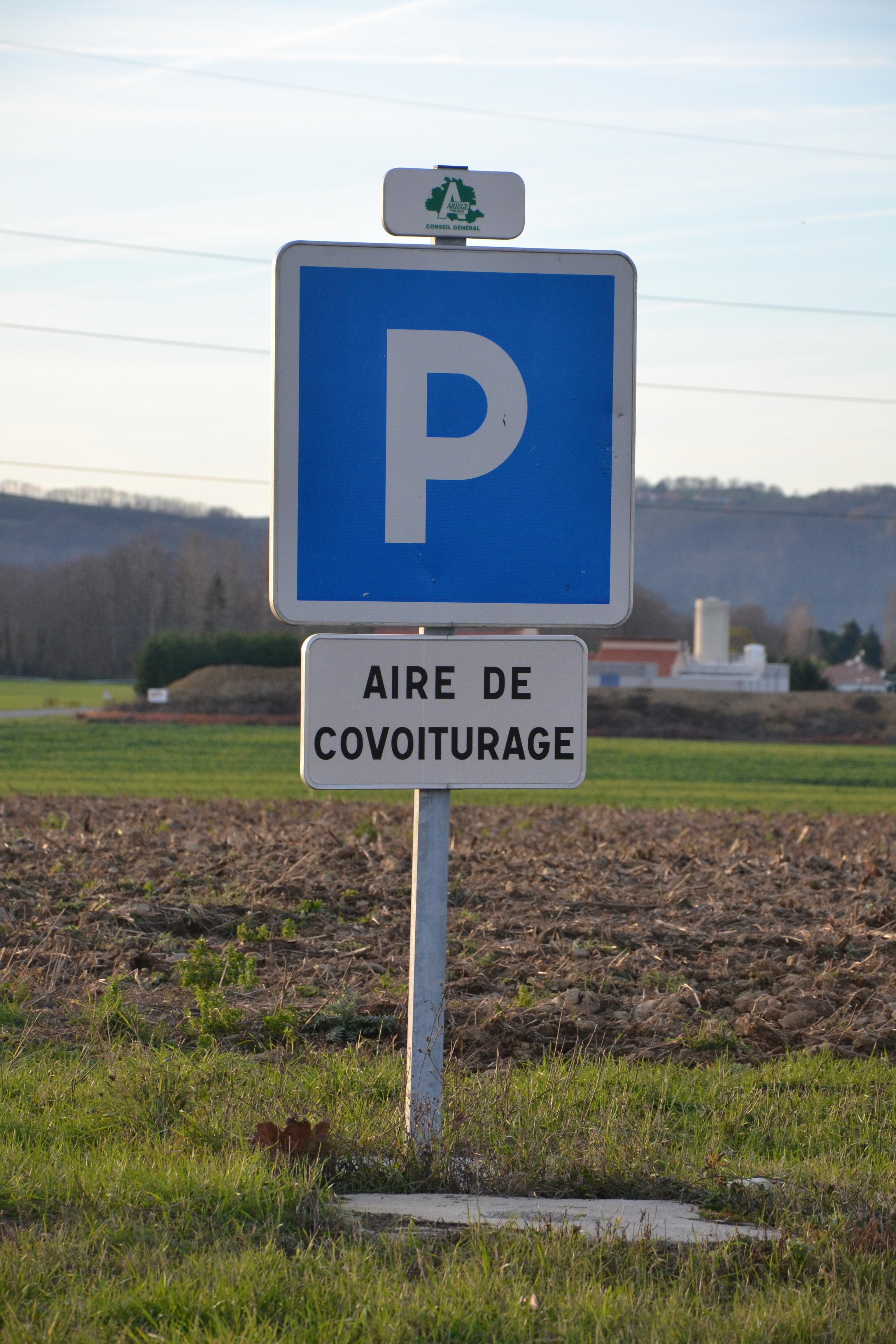 Panneau signalisant une aire de covoiturage mise en place par le Conseil général de l'Ariège, à La Tour-du-Crieu (Ariège, France).
