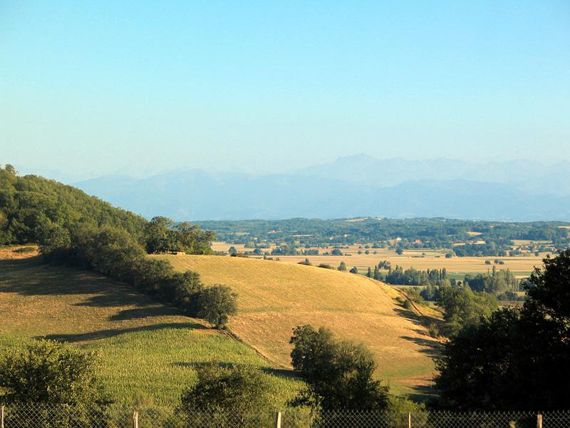 Paysage du Gers dans les environs de Marciac, avec une vue sur les Pyrénées en arrière-plan
