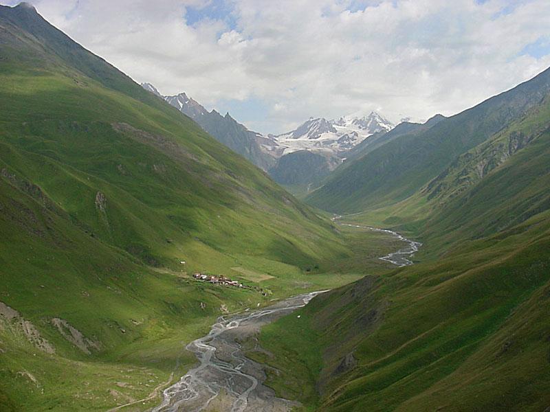 Photo d'un fond de vallée dans le Caucase, Géorgie