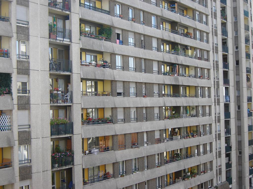 Façade d'immeuble d'habitation en balieue parisienne à Boulogne-Billancourt (Hauts-de-Seine).