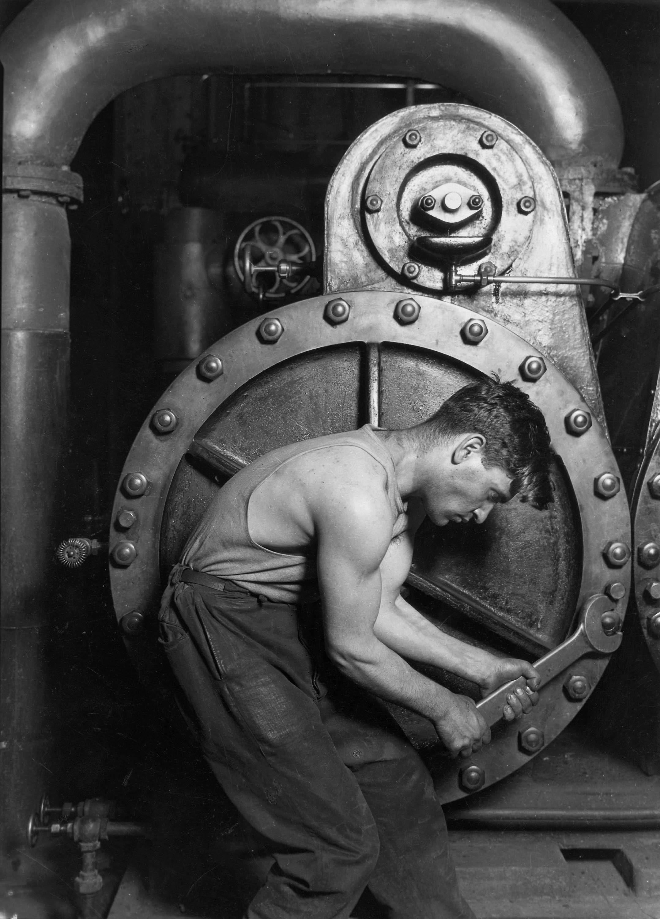 Ouvrier réparant une pompe à vapeur en 1920