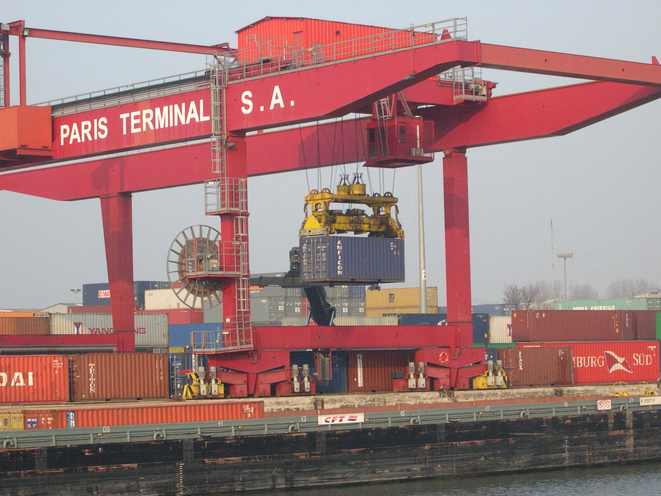 Portique de manutention dans un port