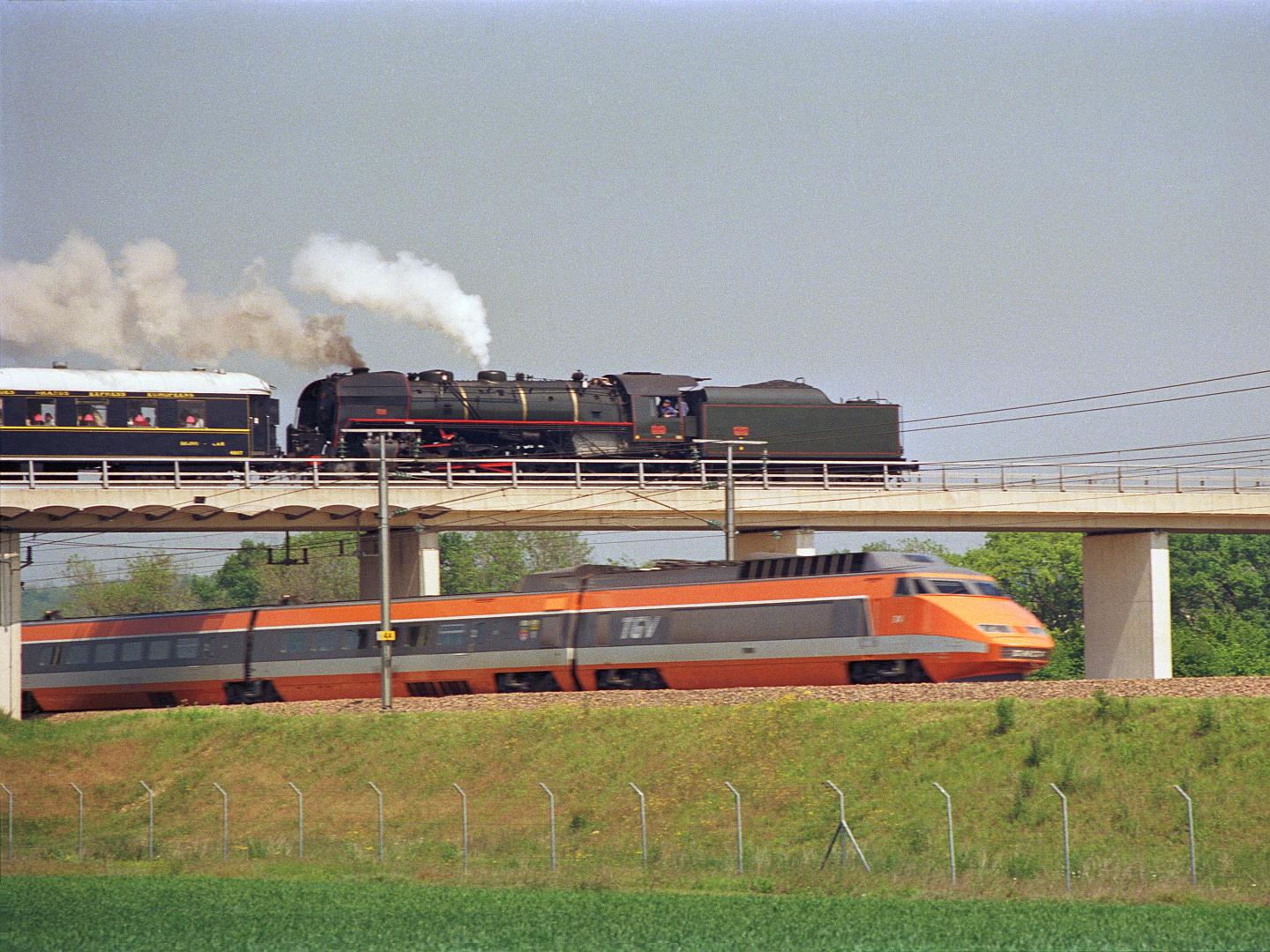 Croisement entre un TGV Sud-Est et un train à vapeur à proximité de Montereau