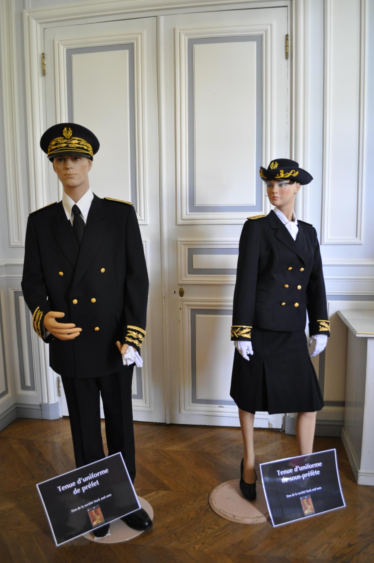 Tenue d’un uniforme de préfet et de sous-préfète exposition « Les uniformes des préfets au XIXe siècle et aujourd'hui »